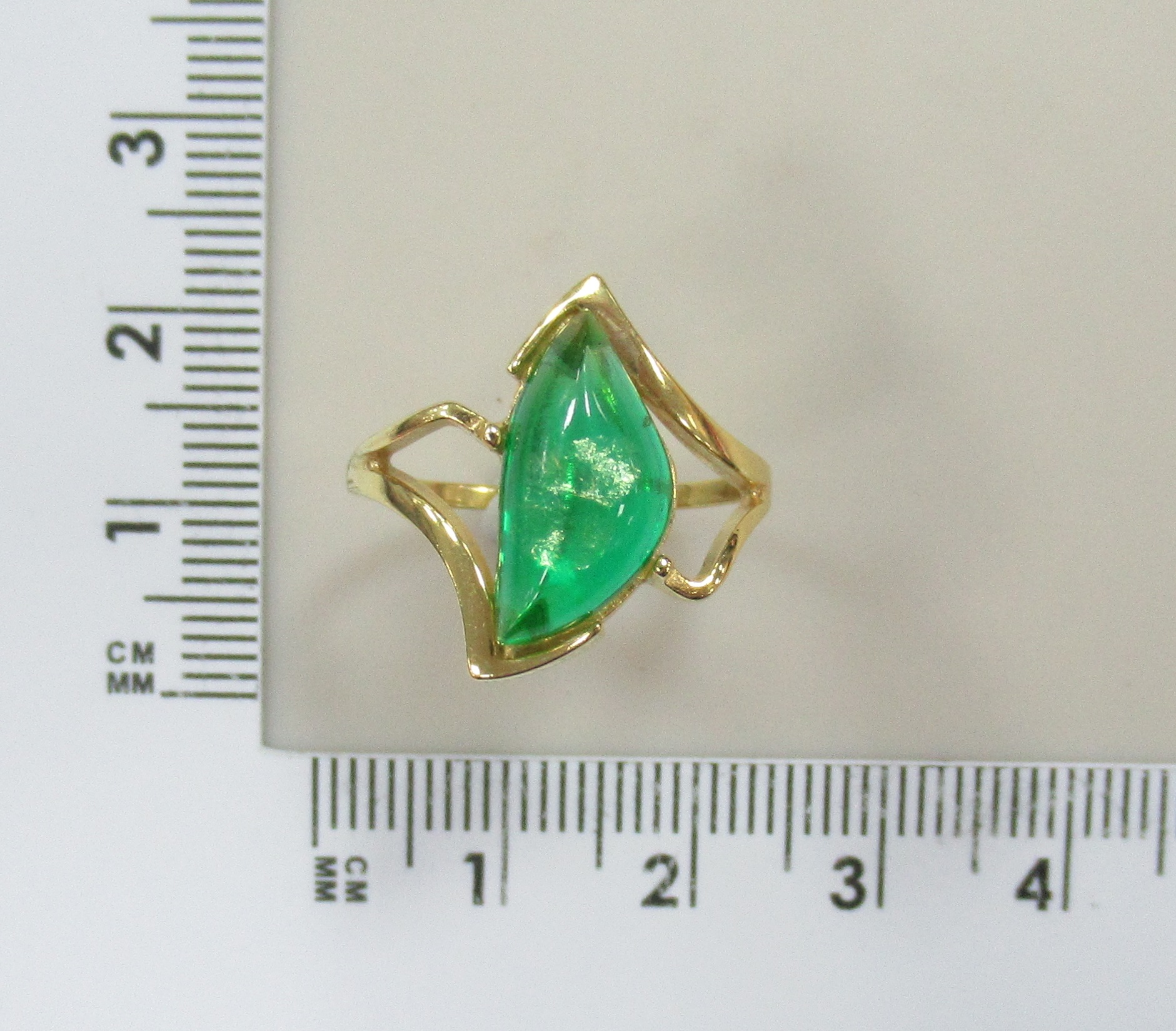 Серебряное кольцо с зеленым янтарем